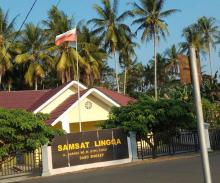 Kantor Samsat Lingga Pasang Bendera Merah Putih Terbalik
