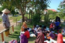 Murid SDIT Al-Madani Lingga Belajar Rawat Tumbuhan ke Petani