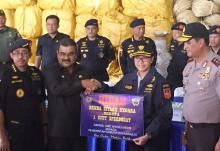 Menkeu Hibahkan 200 Karung Beras dan Speed Boat Hasil Tangkapan