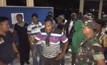 Malam Hari Puluhan Warga Geruduk Kantor Camat Sekupang, Ada Apa?