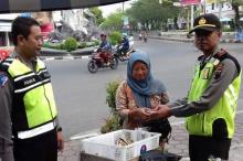 Kejujuran Perempuan Penjaja Sayur Keliling; Mengembalikan Uang Sekantong Plastik