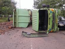 Truk Bermuatan Tanah 15 Ton Terbalik di Depan Southlink  