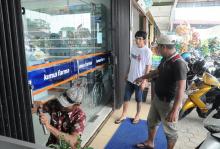 Maling Terekam CCTV Bobol Apotik Kimia Farma