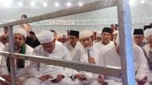 Prabowo-Sandiaga Salat Subuh Berjemaah di GBK