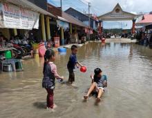 Saat Banjir Rob Jadi Arena Main Bocah-bocah di Karimun