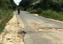 Lubang Menganga di Jalan Bakti Praja Ancam Keselamatan Warga