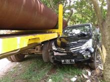 Tiga Mobil Ringsek Dihantam Truk Bermuatan Pipa Baja Seberat 6 Ton