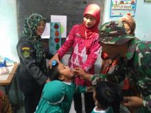 Dukungan Satgas TMMD kepada Anak TK dan Paud saat Diberi Vitamin
