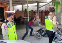 Kesal Ditilang Polisi, Pria di Karimun Hancurkan Motornya Pakai Batu