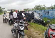Sopir Ngantuk, Avanza Hitam Nyungsep di Parit Jalur Bengkong-Ocarina