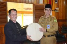 BRK Capem Daik Serahkan Alat Musik Ghazal ke Pemda Lingga