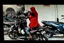 Video: Aksi Ibu-ibu Curi Helm Sambil Bawa Anak Dihujat Netizen Batam 
