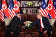 Detik-detik Sejarah Kim Jong Un dengan Donald Trump Berjabat Tangan