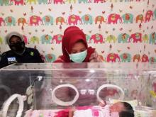 Marlin Menangis Jenguk Bayi Cantik yang Ditelantarkan di Sambau