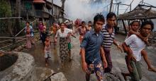 Diburu Tentara, Ribuan Muslim Rohingya Lari ke Perbatasan Bangladesh