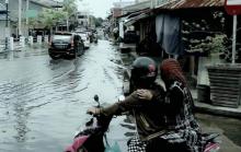 Luapan Air Laut Hingga Jalan Depan Pelabuhan Tanjunguban