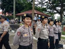 Polwan Cantik Ini Jadi Negosiator dengan Ribuan Pengunjuk Rasa Warga Baloi