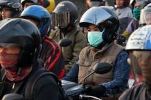 Selain Helm, Pemotor Wajib Kenakan Sarung Tangan dan Masker saat PSBB