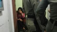Cewek Cantik Digaruk Satpol PP Saat Mesum dengan Pacarnya