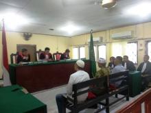 Divonis 15 Bulan, Terdakwa Pencurian Pelat Baja Dompak Protes Difoto Jurnalis