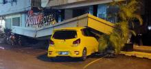 5 Kendaraan Hancur Tertimpa Kanopi Hotel Hanna Nagoya Batam
