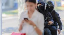 Suami Tega Begal Istri karena Penasaran Isi HP-nya