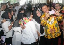 Semringahnya Guru Honorer Kepri Terima THR dari Pemerintah