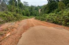 Tanjakan di Jalan Lintas Timur Pulau Lingga Mengintai Korban