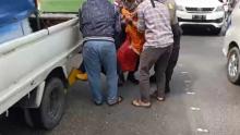 Pikap Lindas Pemotor di Depan Ruko Sukajadi