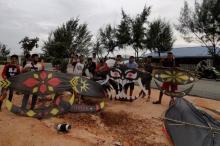 Berbagai Jenis Layang-layang Hiasi Langit Karimun
