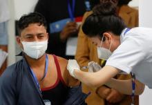 Pekerja Sanitasi Jadi Penerima Vaksin Covid-19 Pertama di India