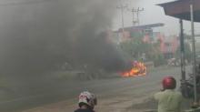 Saksi Mata: Ada Empat Ledakan Saat Mobil Terbakar