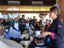 Sentuhan Farah Quinn di Demo Masak Banyan Tree Bintan