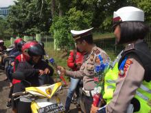 Pengendara Lengkap Dapat Hadiah Bunga dari Polantas Barelang