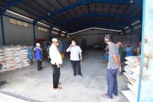 Bupati Rafiq Cek Stok Beras Gudang Bulog di Karimun
