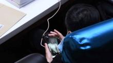 Anggota Parlemen Tertangkap Kamera sedang Akses Foto Porno