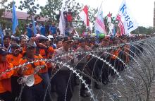 Demo Buruh di Batam Diselingi Joget Bersama