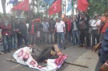 Tak Bertemu Walikota, Pendemo Bakar Ban di Depan Graha Kepri
