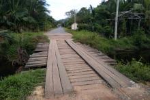 Jembatan Kayu Desa Musai di Lingga Menunggu Ambruk