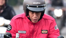Naik Motor Baru, Jokowi Pakai Helm Rp200 Ribuan