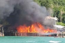 Kebakaran Hebat Terjadi, Tiga Rumah Warga Pulau Mas Ludes