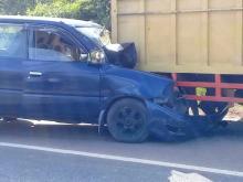 Mobil Imigrasi Tanjunguban Ringsek Usai Hantam Truk Parkir