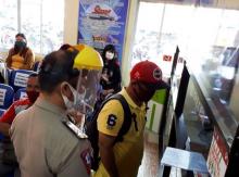 Petugas Layanan SIM di Polres Karimun Pakai APD Layani Warga 