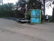 Truk Galon Air Mineral Terbalik, Nyaris Terjun ke Bawah Jalan