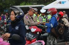 Polisi Sweeping Barang Bawaan Pemotor dan Cek Surat Kendaraan