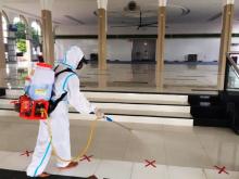 Jelang Salat Jumat, Polisi Semprot Disinfektan di Masjid Batuampar