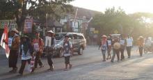 Suku Anak Dalam Jalan Kaki dari Jambi ke Jakarta Tagih Janji Jokowi