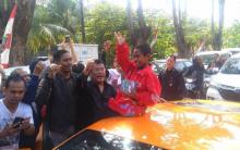 Hotman Paris Ganjar Rp 50 Juta Bocah Panjat Tiang Bendera, Netizen Iri