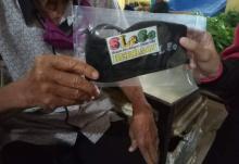 Sanggar Seni Langgam Selatan Bagi Ratusan Masker untuk Warga Singkep