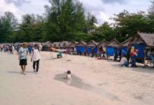 Tak Lengkap kalau Tak Libur di Pantai Trikora 4